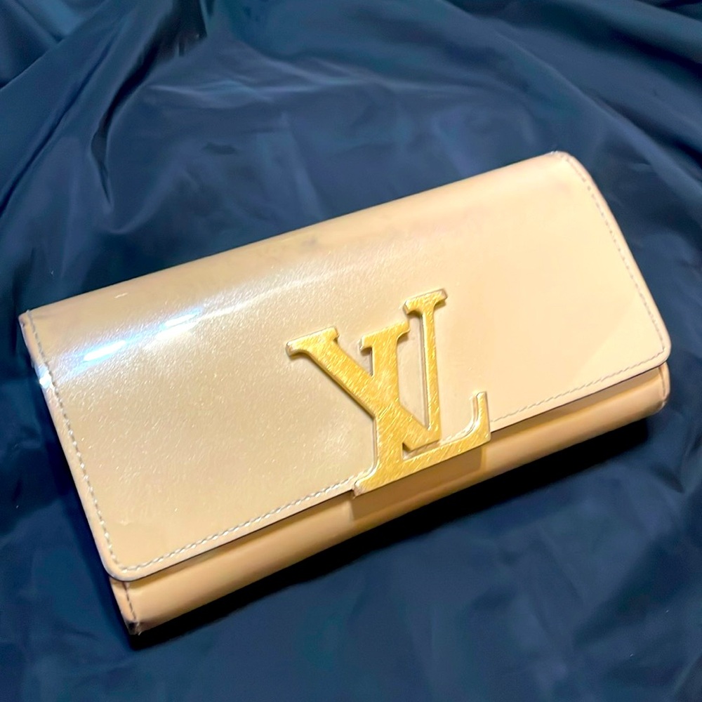 LV Louis Vuitton Louise patent clutch wallet